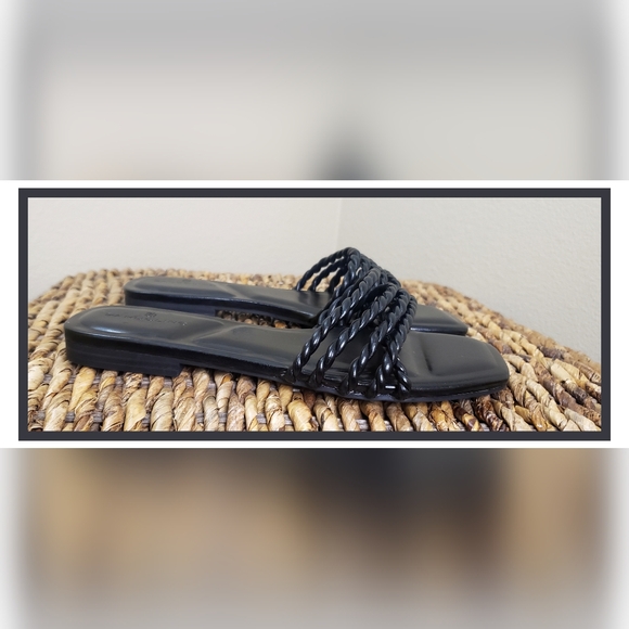 NWOT Bandolino Black Sandals...size 7M - Picture 2 of 2